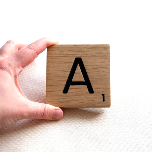 L'Anagrammeuse - Grande lettre de scrabble en chêne massif