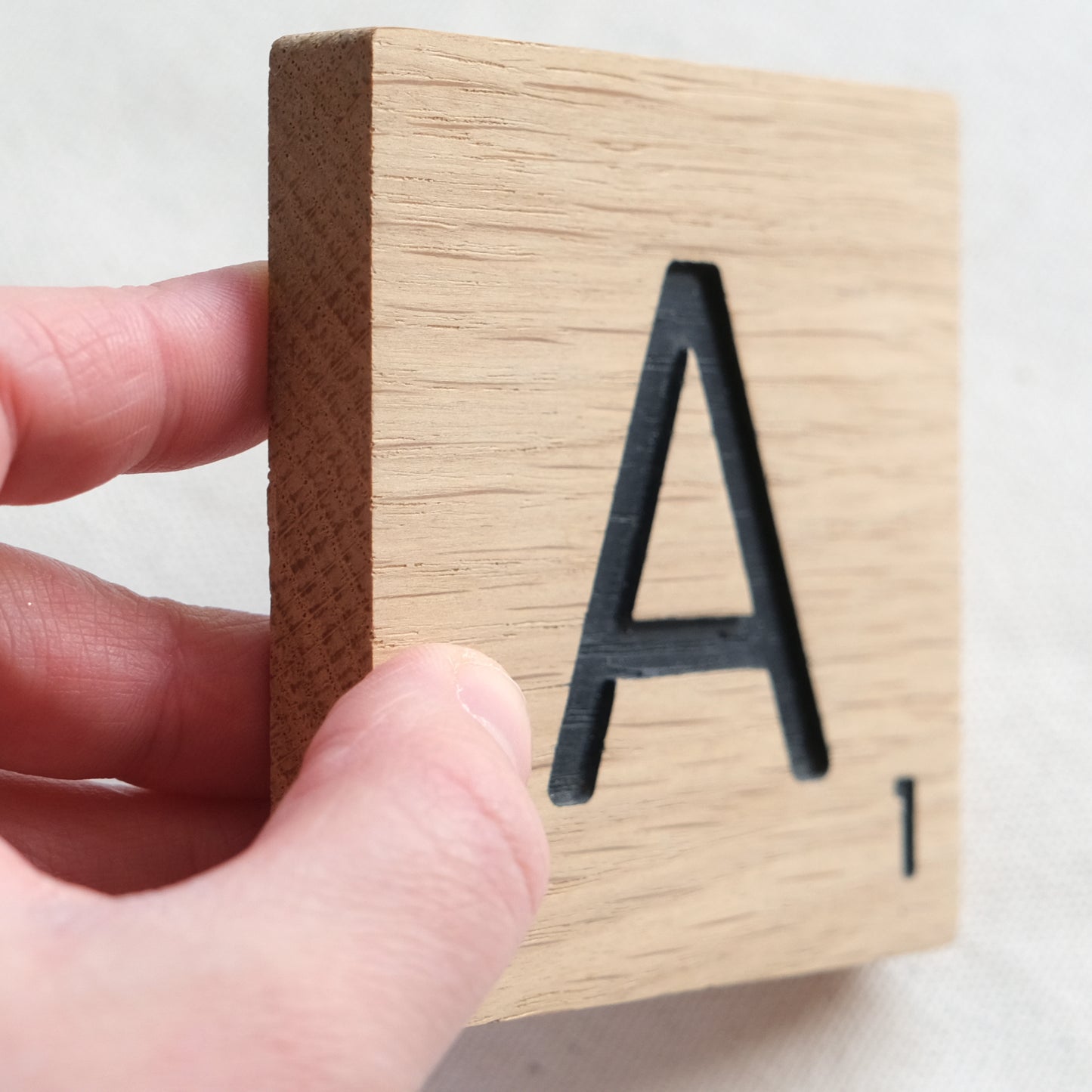 L'Anagrammeuse - Grande lettre de scrabble en chêne massif