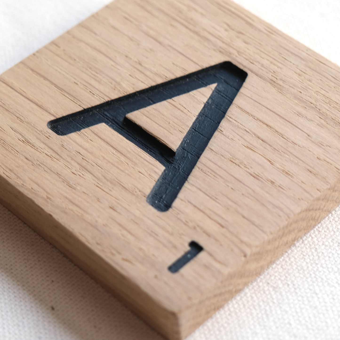 L'Anagrammeuse - Grande lettre de scrabble en chêne massif
