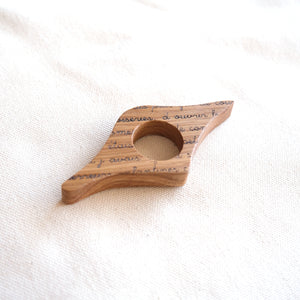 La littéraire - Bague de lecture en bois personnalisée