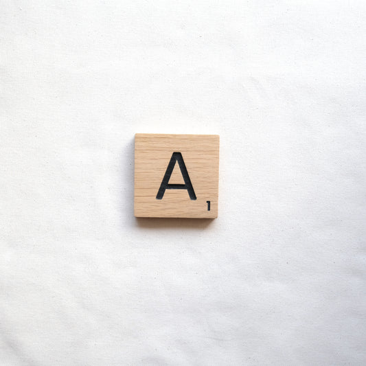 L'Anagrammeuse - Grande lettre de scrabble en chêne massif