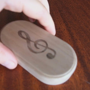 La musicienne - Boite à médiators avec clé de sol incrustée en Noyer