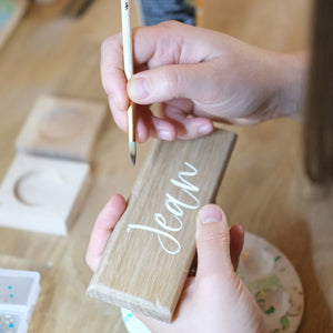 Prénom de porte en bois gravé.