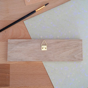 Prénom de porte en bois gravé.