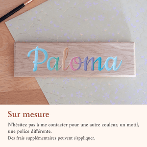 Prénom de porte en bois gravé.